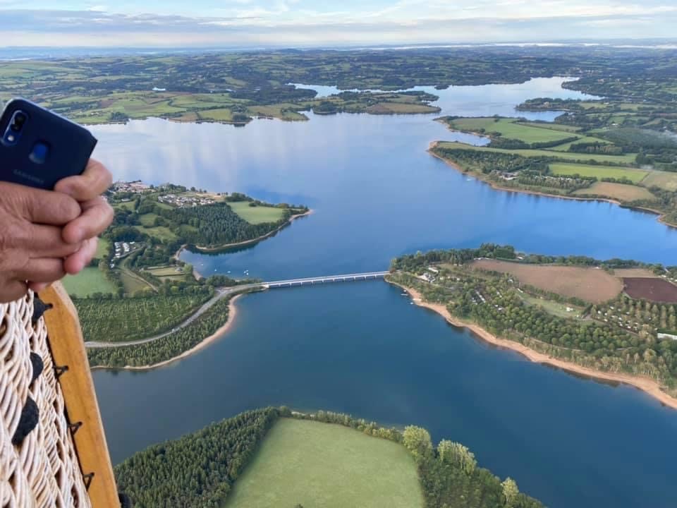 Le Lac de Pareloup vu de la nacelle d'Atmosph'Air montgolfière